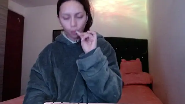 Snapshot of holy_juli chatting on July 11, 2:25 am holy juli online show from July 11, 2:25 am