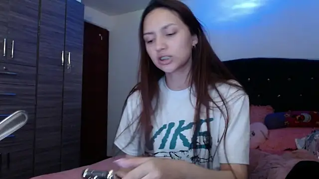 Snapshot of holy_juli chatting on July 18, 3:44 am holy juli online show from July 18, 3:44 am