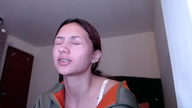 Snapshot of holy_juli chatting on July 24, 3:26 am holy juli online show from July 24, 3:26 am