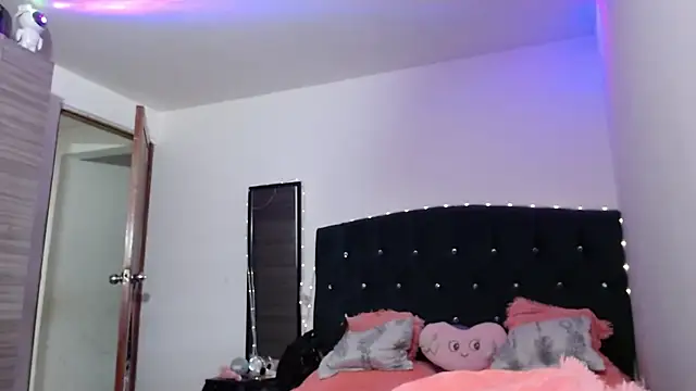 Snapshot of holy_juli chatting on July 26, 3:47 am holy juli online show from July 26, 3:47 am