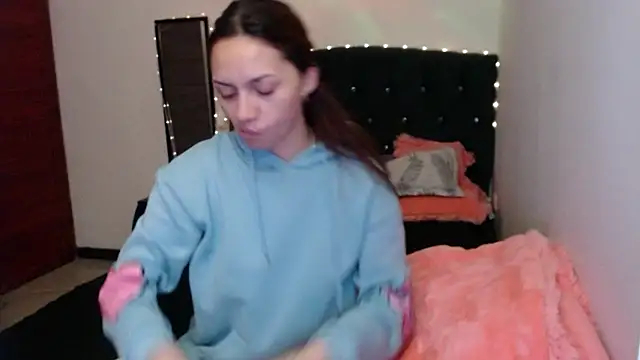 Snapshot of holy_juli chatting on July 27, 5:03 am holy juli online show from July 27, 5:03 am