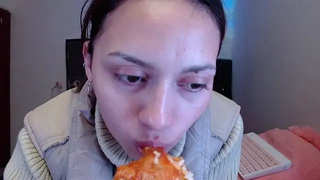 Snapshot of holy_juli chatting on August 2, 2:54 am holy juli online show from August 2, 2:54 am