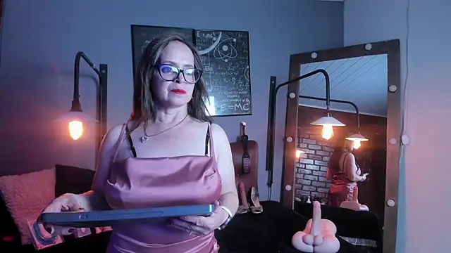 Snapshot of Samantha_mature56 chatting on October 3, 10:34 am Samantha mature56 online show from October 3, 10:34 am
