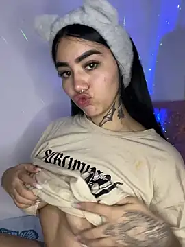 Snapshot of Nickiiiii chatting on January 17, 5:32 am Nickiiiii online show from January 17, 5:32 am