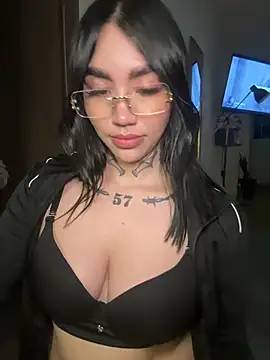 Snapshot of Nickiiiii chatting on May 10, 1:33 am Nickiiiii online show from May 10, 1:33 am