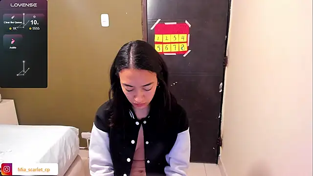 Mia scarlet69 online show from May 21, 12:12 pm