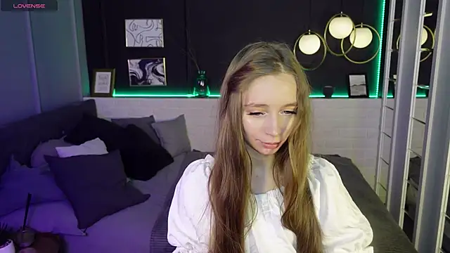 Snapshot of OliviaGentle chatting on February 8, 5:18 am OliviaGentle online show from February 8, 5:18 am