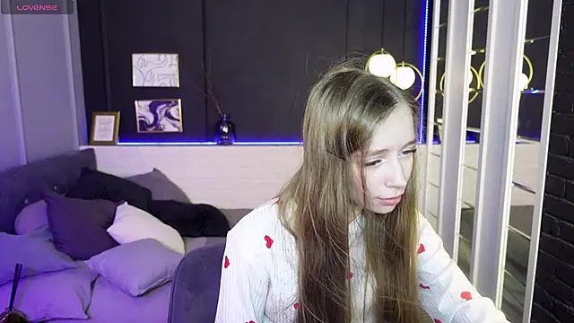 Snapshot of OliviaGentle chatting on February 9, 4:36 am OliviaGentle online show from February 9, 4:36 am