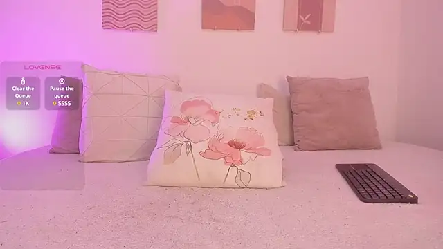 Snapshot of Mia_Heartt chatting on February 9, 7:19 pm Mia Heartt online show from February 9, 7:19 pm