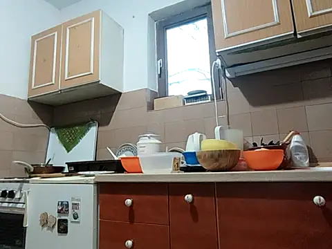 Snapshot of beaverwoman chatting on November 10, 1:43 pm beaverwoman online show from November 10, 1:43 pm