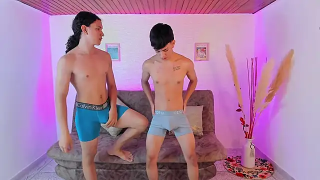 Snapshot of Couples_Wallen chatting on March 6, 11:20 pm Couples Wallen online show from March 6, 11:20 pm