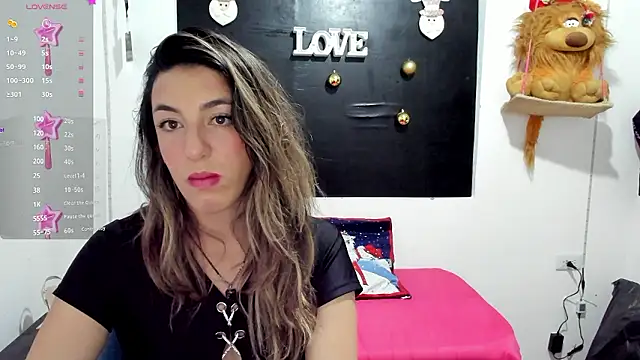 Snapshot of queen-natty chatting on December 4, 1:36 am queen-natty online show from December 4, 1:36 am