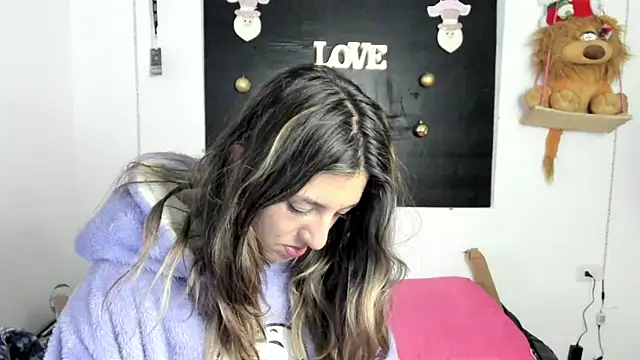 Snapshot of queen-natty chatting on December 9, 6:01 am queen-natty online show from December 9, 6:01 am