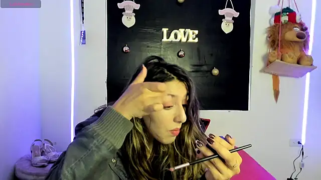 Snapshot of queen-natty chatting on December 22, 9:31 pm queen-natty online show from December 22, 9:31 pm