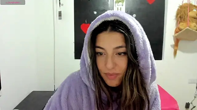 Snapshot of queen-natty chatting on January 14, 3:22 am queen-natty online show from January 14, 3:22 am