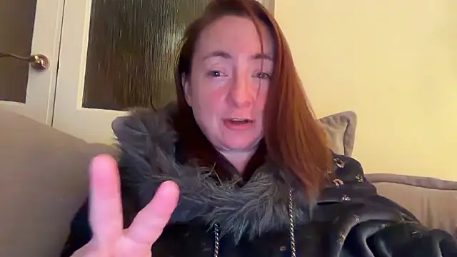 Snapshot of LouiseTswing chatting on December 8, 10:36 pm LouiseTswing online show from December 8, 10:36 pm