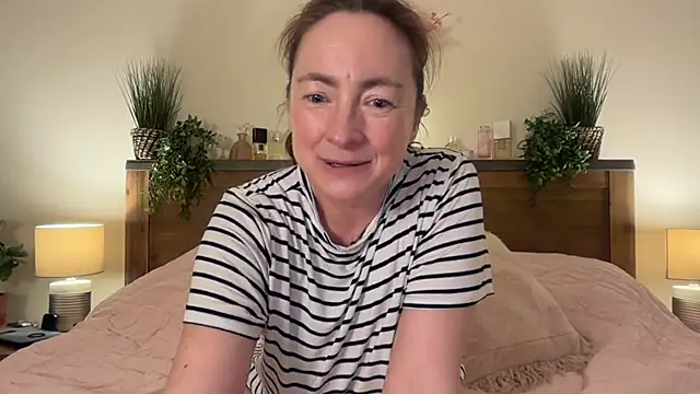 Snapshot of LouiseTswing chatting on December 12, 2:44 pm LouiseTswing online show from December 12, 2:44 pm