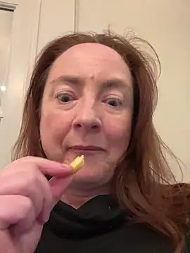 Snapshot of LouiseTswing chatting on January 3, 4:06 pm LouiseTswing online show from January 3, 4:06 pm