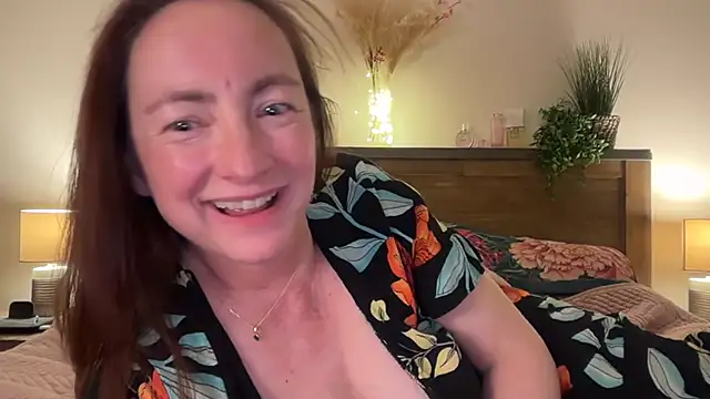 Snapshot of LouiseTswing chatting on February 6, 8:13 pm LouiseTswing online show from February 6, 8:13 pm