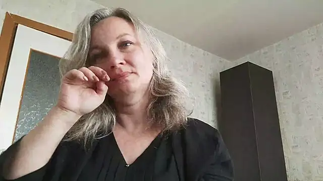 EdithManning online show from May 17, 5:27 am