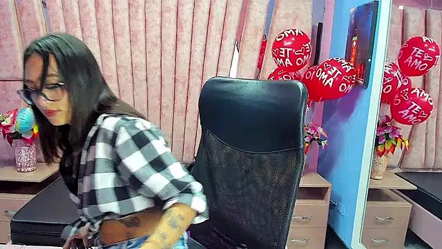 Miaa Thopmson online show from December 18, 10:05 pm