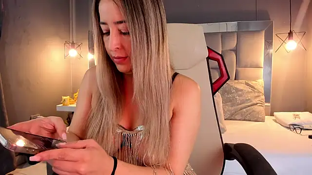 Snapshot of AliceSteel12 chatting on December 6, 12:38 pm AliceSteel12 online show from December 6, 12:38 pm