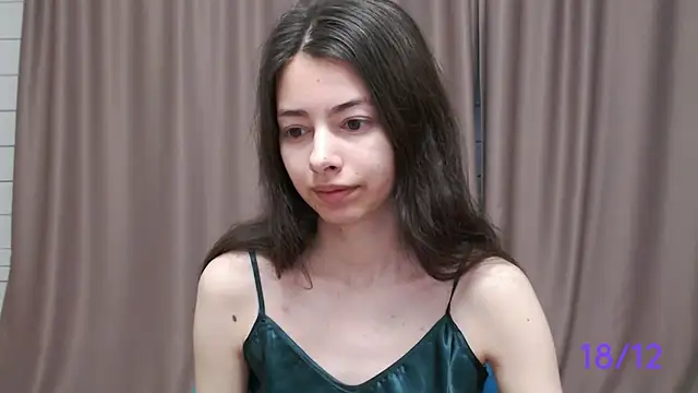 Snapshot of sweet_sweet_angel chatting on December 18, 10:51 am sweet sweet angel online show from December 18, 10:51 am