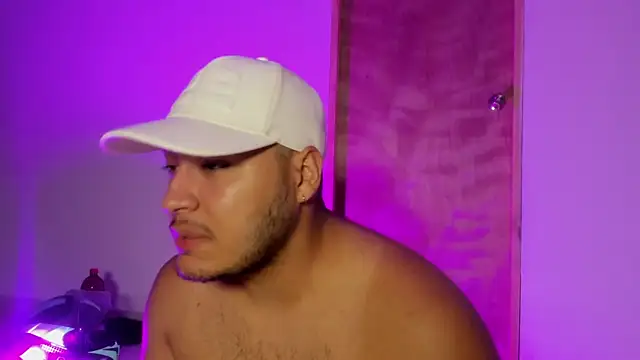 dylanchilii31 online show from April 8, 2:22 am