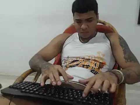 Snapshot of camiloacosta321 chatting on December 26, 11:24 pm camiloacosta321 online show from December 26, 11:24 pm