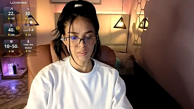 Snapshot of AlessiaVal_ chatting on October 2, 2:13 pm AlessiaVal online show from October 2, 2:13 pm