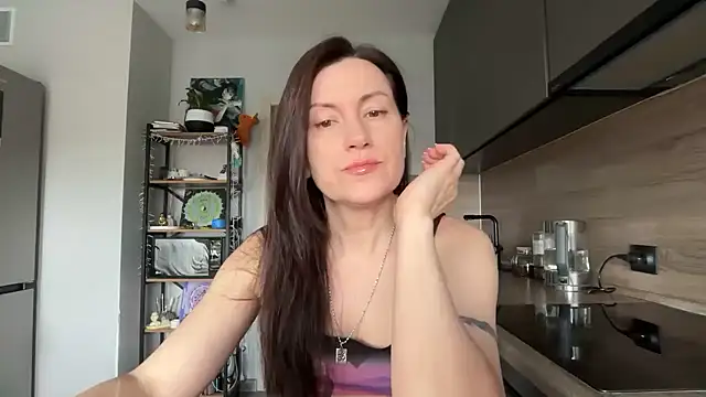 Snapshot of jainesummer chatting on April 6, 9:10 am jainesummer online show from April 6, 9:10 am