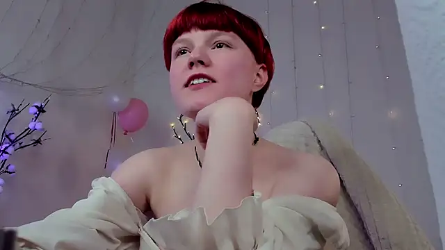 Snapshot of DreamyLuna chatting on February 2, 12:09 am DreamyLuna online show from February 2, 12:09 am