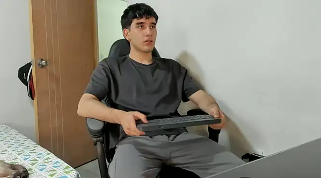 Snapshot of leo030809 chatting on December 2, 10:12 pm leo030809 online show from December 2, 10:12 pm