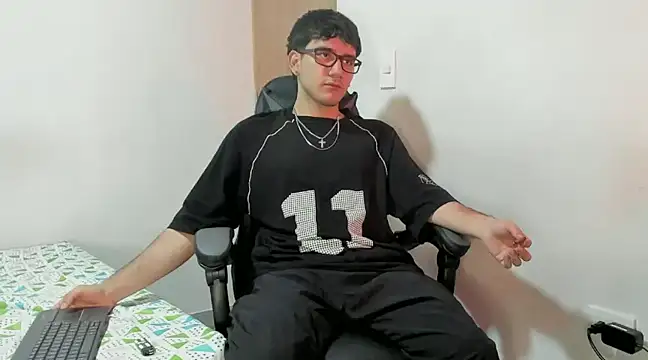 Snapshot of leo030809 chatting on December 3, 11:24 pm leo030809 online show from December 3, 11:24 pm