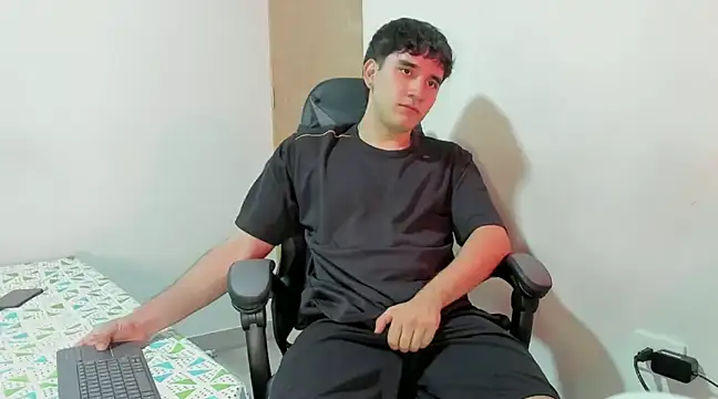 Snapshot of leo030809 chatting on December 5, 1:36 am leo030809 online show from December 5, 1:36 am