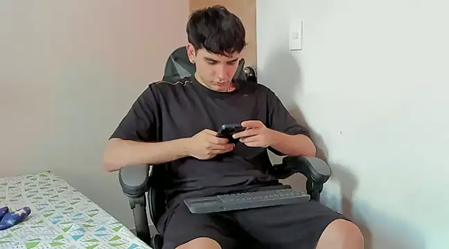 Snapshot of leo030809 chatting on December 5, 2:22 pm leo030809 online show from December 5, 2:22 pm