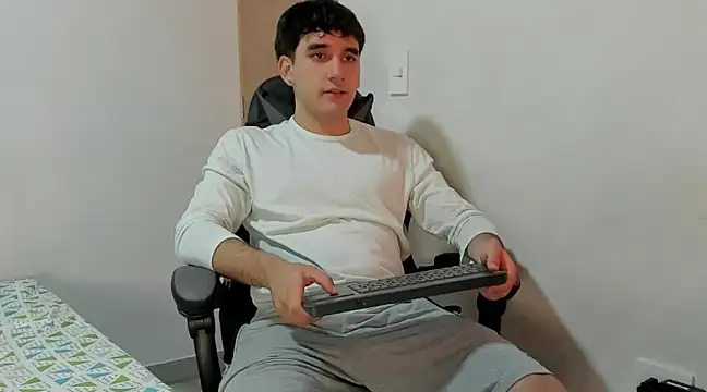 Snapshot of leo030809 chatting on December 6, 1:18 am leo030809 online show from December 6, 1:18 am