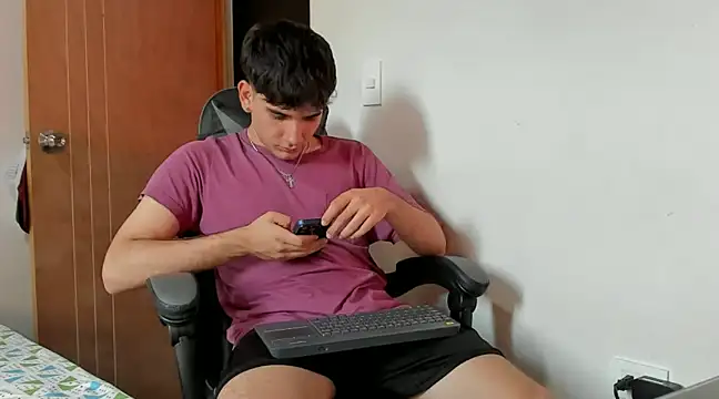 Snapshot of leo030809 chatting on December 9, 9:26 pm leo030809 online show from December 9, 9:26 pm