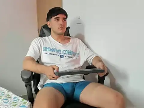 Snapshot of leo030809 chatting on January 10, 10:25 pm leo030809 online show from January 10, 10:25 pm