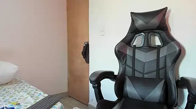 Snapshot of leo030809 chatting on March 19, 2:46 pm leo030809 online show from March 19, 2:46 pm