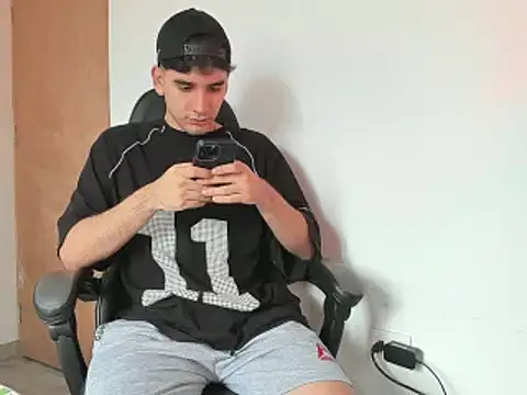 Snapshot of leo030809 chatting on March 20, 3:47 pm leo030809 online show from March 20, 3:47 pm