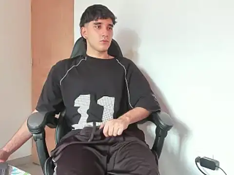 Snapshot of leo030809 chatting on March 20, 6:53 pm leo030809 online show from March 20, 6:53 pm