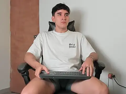 Snapshot of leo030809 chatting on February 21, 5:14 pm leo030809 online show from February 21, 5:14 pm