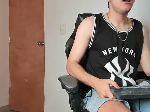 Snapshot of leo030809 chatting on February 23, 5:10 pm leo030809 online show from February 23, 5:10 pm