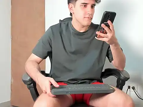 Snapshot of leo030809 chatting on February 28, 12:00 am leo030809 online show from February 28, 12:00 am