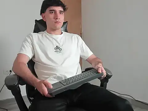 leo030809 online show from April 4, 10:40 pm