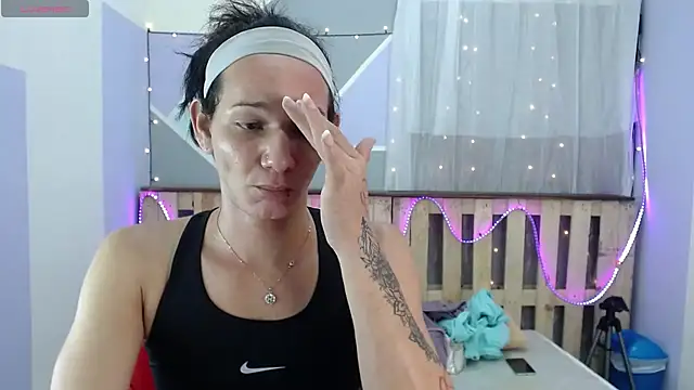 Snapshot of Michellcockxxx chatting on February 6, 8:50 am Michellcockxxx online show from February 6, 8:50 am