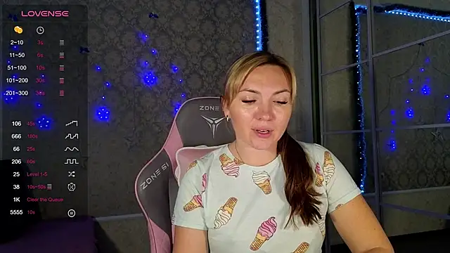 Snapshot of -DIVORA- chatting on December 18, 1:34 pm -DIVORA- online show from December 18, 1:34 pm