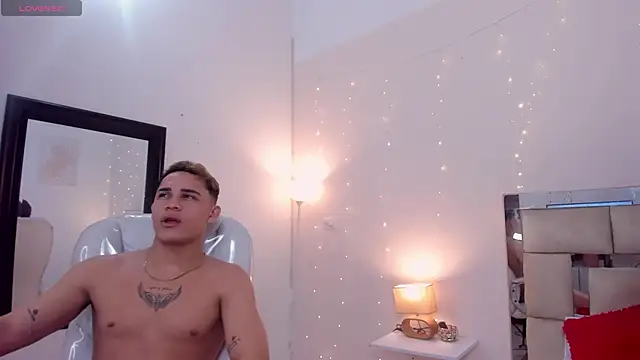 Snapshot of saraandstiven chatting on February 11, 8:15 am saraandstiven online show from February 11, 8:15 am