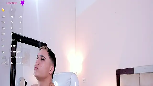 Snapshot of saraandstiven chatting on March 11, 3:16 am saraandstiven online show from March 11, 3:16 am